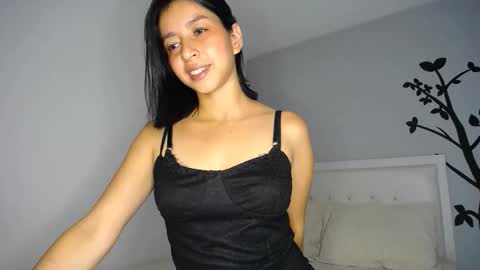 Snapshot of sara_tris chatting on December 4, 2:10 am Sara online show from December 4, 2:10 am