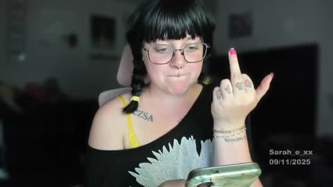 Snapshot of sarah_e_xx chatting on September 12, 2:33 am Sarah online show from September 12, 2:33 am