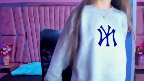 Snapshot of sarah_sweett_ chatting on December 6, 3:55 pm Sarah online show from December 6, 3:55 pm