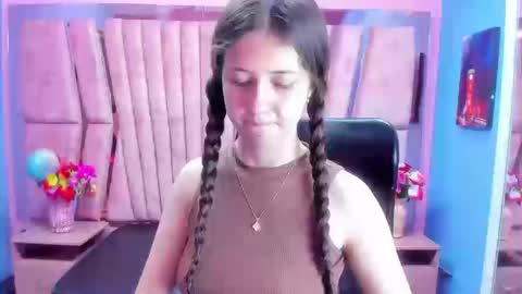 Snapshot of sarah_sweett_ chatting on October 18, 2:18 pm Sarah online show from October 18, 2:18 pm