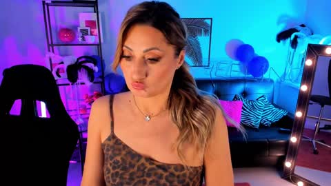 Snapshot of sarahholly chatting on December 13, 3:00 pm Divine Sarah NONUDE model online show from December 13, 3:00 pm