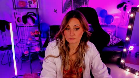 Snapshot of sarahholly chatting on December 14, 11:50 am Divine Sarah NONUDE model online show from December 14, 11:50 am