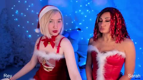 Snapshot of sarahholly chatting on December 15, 3:53 pm Divine Sarah NONUDE model online show from December 15, 3:53 pm