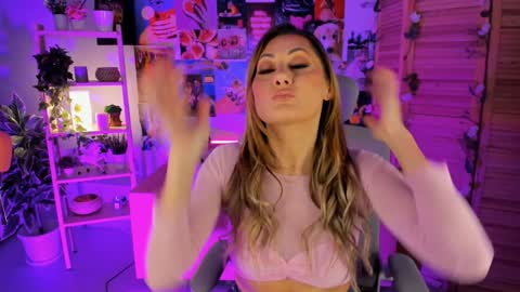 Snapshot of sarahholly chatting on December 16, 2:05 pm Divine Sarah NONUDE model online show from December 16, 2:05 pm