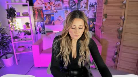 Snapshot of sarahholly chatting on December 21, 11:22 am Divine Sarah NONUDE model online show from December 21, 11:22 am