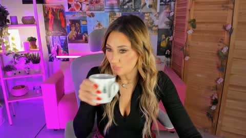 Snapshot of sarahholly chatting on December 21, 2:26 pm Divine Sarah NONUDE model online show from December 21, 2:26 pm