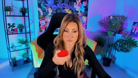 Snapshot of sarahholly chatting on December 27, 11:50 am Divine Sarah NONUDE model online show from December 27, 11:50 am