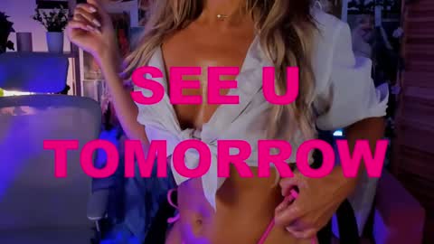 Snapshot of sarahholly chatting on January 5, 8:31 pm Divine Sarah NONUDE model online show from January 5, 8:31 pm