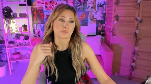 Snapshot of sarahholly chatting on January 10, 11:11 am Divine Sarah NONUDE model online show from January 10, 11:11 am