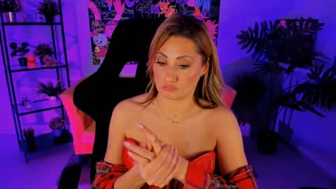 Snapshot of sarahholly chatting on January 12, 5:54 pm Divine Sarah NONUDE model online show from January 12, 5:54 pm