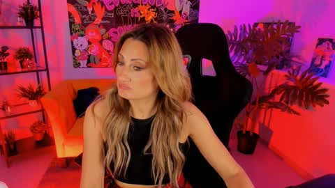 Snapshot of sarahholly chatting on January 16, 5:33 pm Divine Sarah NONUDE model online show from January 16, 5:33 pm