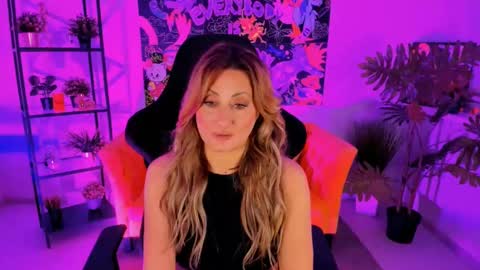 Snapshot of sarahholly chatting on January 23, 2:28 pm Divine Sarah NONUDE model online show from January 23, 2:28 pm