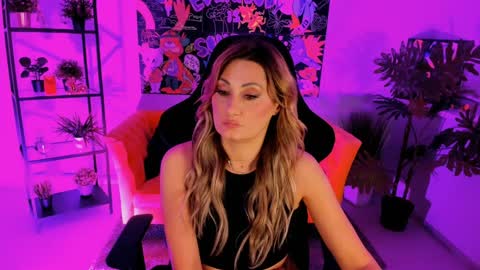 Snapshot of sarahholly chatting on February 1, 5:26 pm Divine Sarah NONUDE model online show from February 1, 5:26 pm