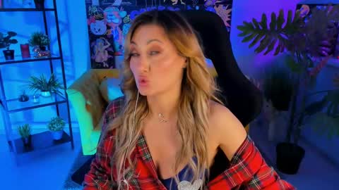 Snapshot of sarahholly chatting on February 22, 5:46 pm Divine Sarah NONUDE model online show from February 22, 5:46 pm