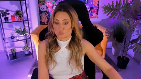 Snapshot of sarahholly chatting on February 23, 1:53 pm Divine Sarah NONUDE model online show from February 23, 1:53 pm