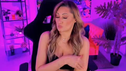 Snapshot of sarahholly chatting on February 27, 2:54 pm Divine Sarah NONUDE model online show from February 27, 2:54 pm