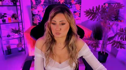 Snapshot of sarahholly chatting on February 28, 11:36 am Divine Sarah NONUDE model online show from February 28, 11:36 am