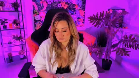 Snapshot of sarahholly chatting on March 2, 11:39 am Divine Sarah NONUDE model online show from March 2, 11:39 am