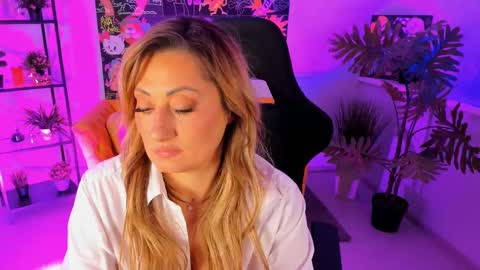 Snapshot of sarahholly chatting on March 8, 5:43 pm Divine Sarah NONUDE model online show from March 8, 5:43 pm