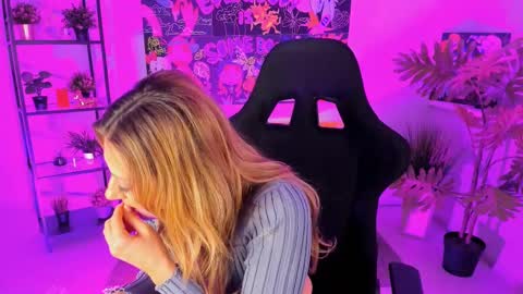 Snapshot of sarahholly chatting on March 10, 11:53 am Divine Sarah NONUDE model online show from March 10, 11:53 am