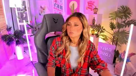 Snapshot of sarahholly chatting on September 25, 12:31 pm Divine Sarah NONUDE model online show from September 25, 12:31 pm