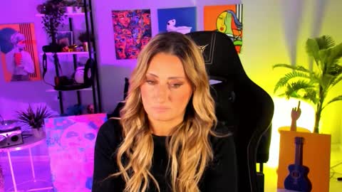 Snapshot of sarahholly chatting on October 15, 12:27 pm Divine Sarah NONUDE model online show from October 15, 12:27 pm