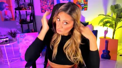 Snapshot of sarahholly chatting on October 16, 12:17 pm Divine Sarah NONUDE model online show from October 16, 12:17 pm