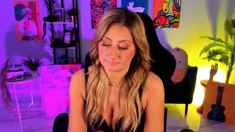 Snapshot of sarahholly chatting on October 31, 1:01 pm Divine Sarah NONUDE model online show from October 31, 1:01 pm