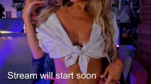 Snapshot of sarahholly chatting on November 10, 11:20 am Divine Sarah NONUDE model online show from November 10, 11:20 am