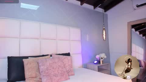 Snapshot of saramonroe1 chatting on November 19, 1:22 pm Sara online show from November 19, 1:22 pm