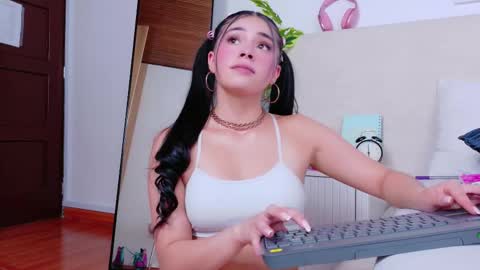 Snapshot of saritabratz chatting on October 7, 8:39 pm Sara online show from October 7, 8:39 pm