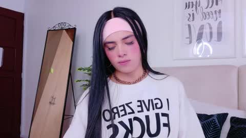 Snapshot of saritabratz chatting on October 17, 9:06 pm Sara online show from October 17, 9:06 pm