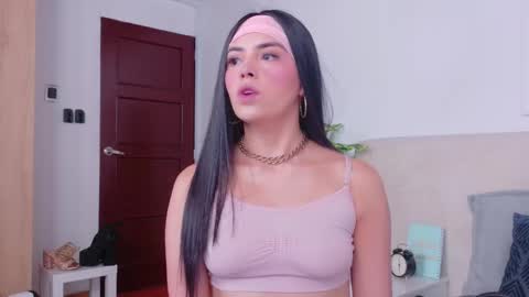 Snapshot of saritabratz chatting on November 6, 8:21 pm Sara online show from November 6, 8:21 pm