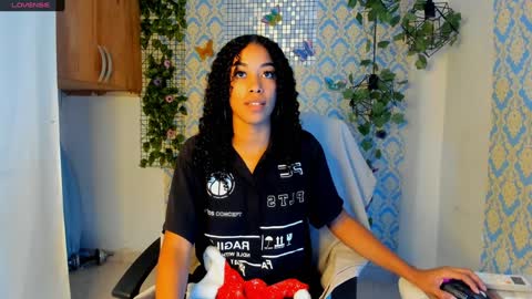 Snapshot of sasha_fox0 chatting on December 13, 6:05 pm emy online show from December 13, 6:05 pm