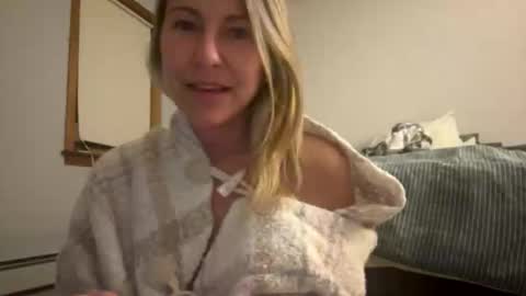 Snapshot of sassyella chatting on October 19, 4:13 am Sassyella online show from October 19, 4:13 am