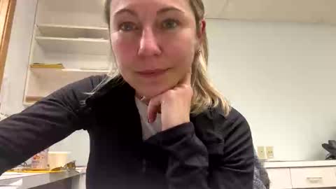 Snapshot of sassyella chatting on December 16, 10:59 pm Sassyella online show from December 16, 10:59 pm