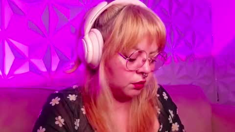 Gina George online show from October 4, 11:25 pm