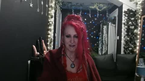 Snapshot of saucysky chatting on February 9, 3:32 am SaucySky online show from February 9, 3:32 am