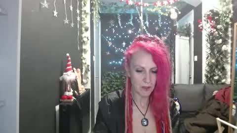 Snapshot of saucysky chatting on December 3, 10:24 am SaucySky online show from December 3, 10:24 am