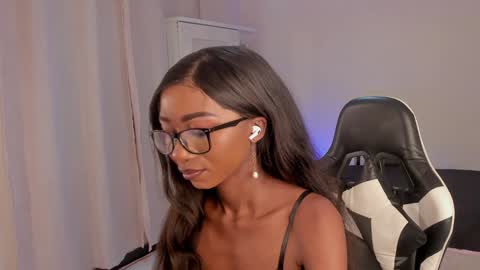 Savannahwildee online show from December 19, 10:56 am