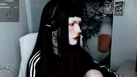 pronoun she. name Mary. age 21. online show from November 2, 1:35 pm