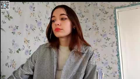 Snapshot of scarlet1flowers chatting on October 1, 8:09 am Kira online show from October 1, 8:09 am