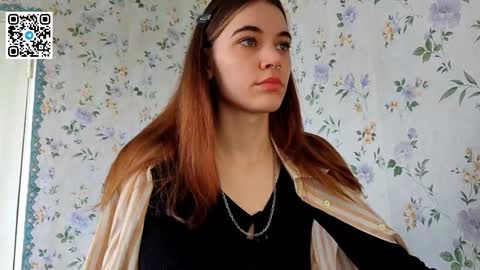 Snapshot of scarlet1flowers chatting on October 6, 8:23 am Kira online show from October 6, 8:23 am