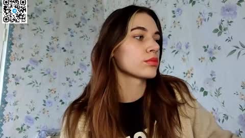 Snapshot of scarlet1flowers chatting on October 7, 8:33 am Kira online show from October 7, 8:33 am