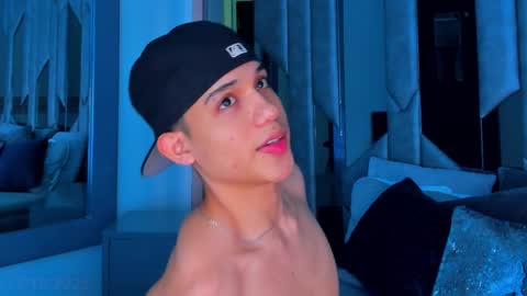 Sebastian online show from October 17, 8:22 pm