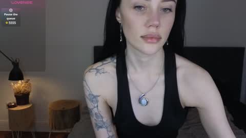 Snapshot of seduced_by_sara chatting on December 17, 9:27 pm Sara online show from December 17, 9:27 pm