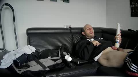 Snapshot of seeebi chatting on December 8, 2:09 pm Sebastian online show from December 8, 2:09 pm