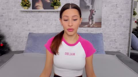 Snapshot of selenarousey chatting on December 23, 8:33 am Selena online show from December 23, 8:33 am