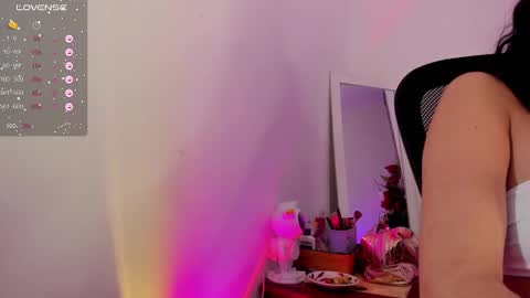 Snapshot of selene_e chatting on December 28, 3:26 am Karol. online show from December 28, 3:26 am