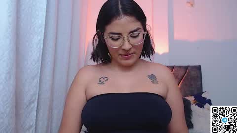 Snapshot of sensual_flame chatting on December 25, 7:14 am Camille and sophie online show from December 25, 7:14 am